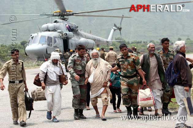 Army Helping for Uttarakhand People