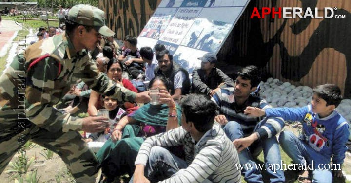 Army Helping for Uttarakhand People