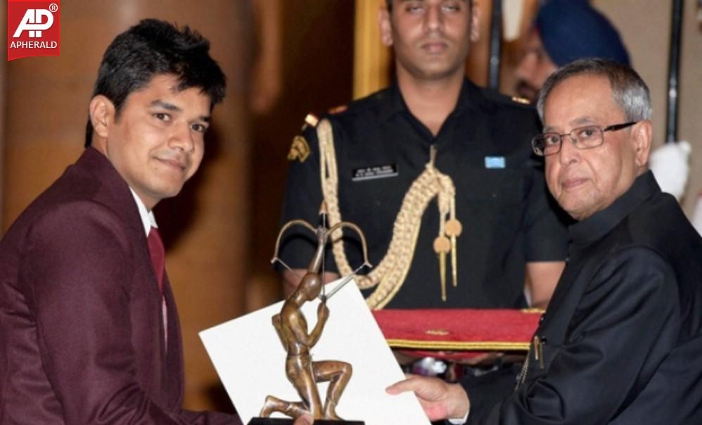 Athletes Honoured With Arjuna Award Pics