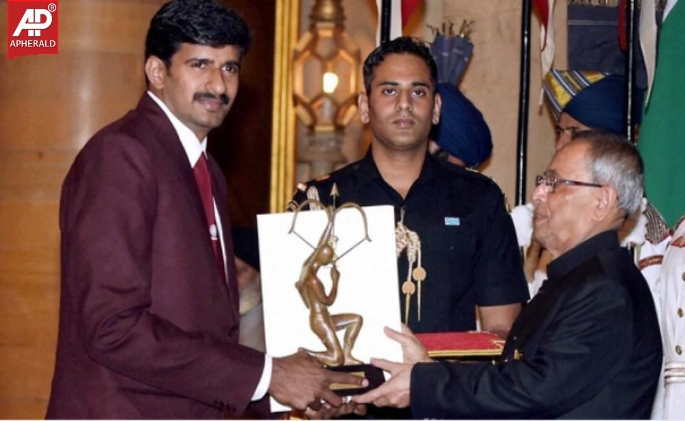 Athletes Honoured With Arjuna Award Pics