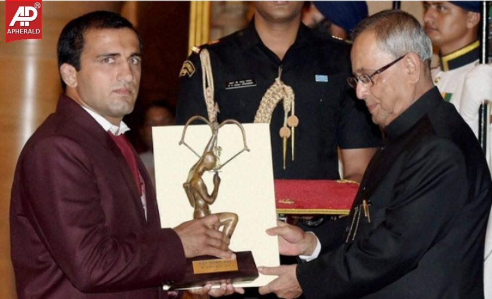 Athletes Honoured With Arjuna Award Pics