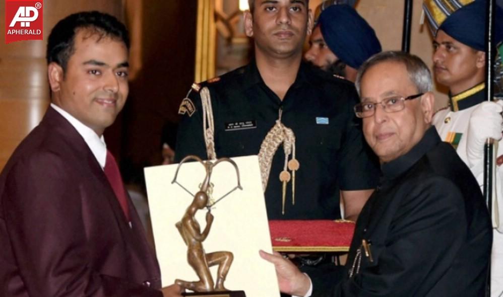 Athletes Honoured With Arjuna Award Pics