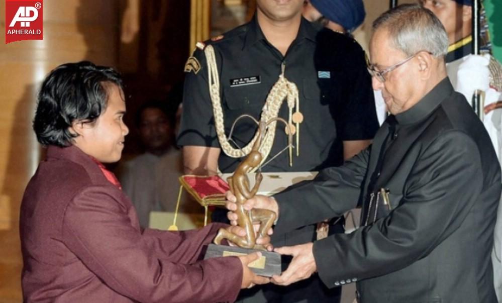 Athletes Honoured With Arjuna Award Pics