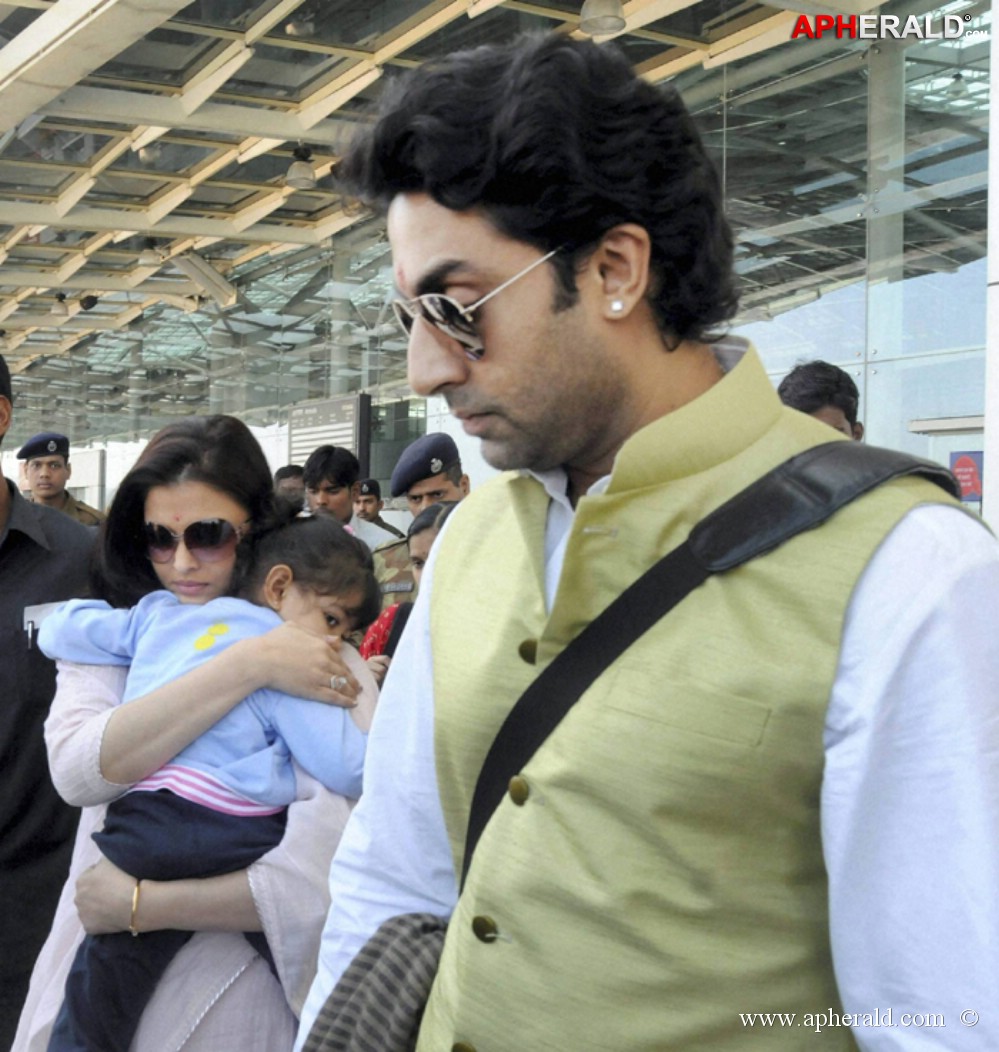 Bachchans At Bhopal Airport