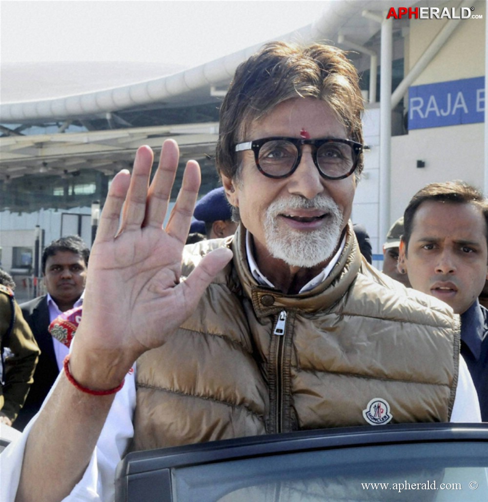 Bachchans At Bhopal Airport