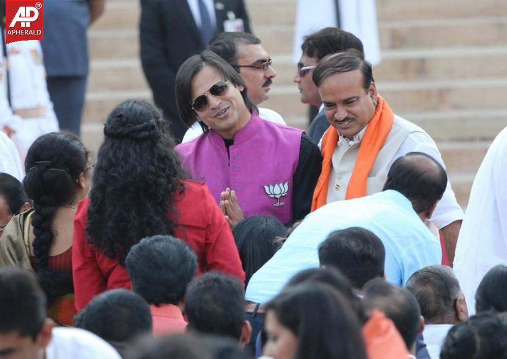 Bolly Celebs At Modi Swearing Ceremony