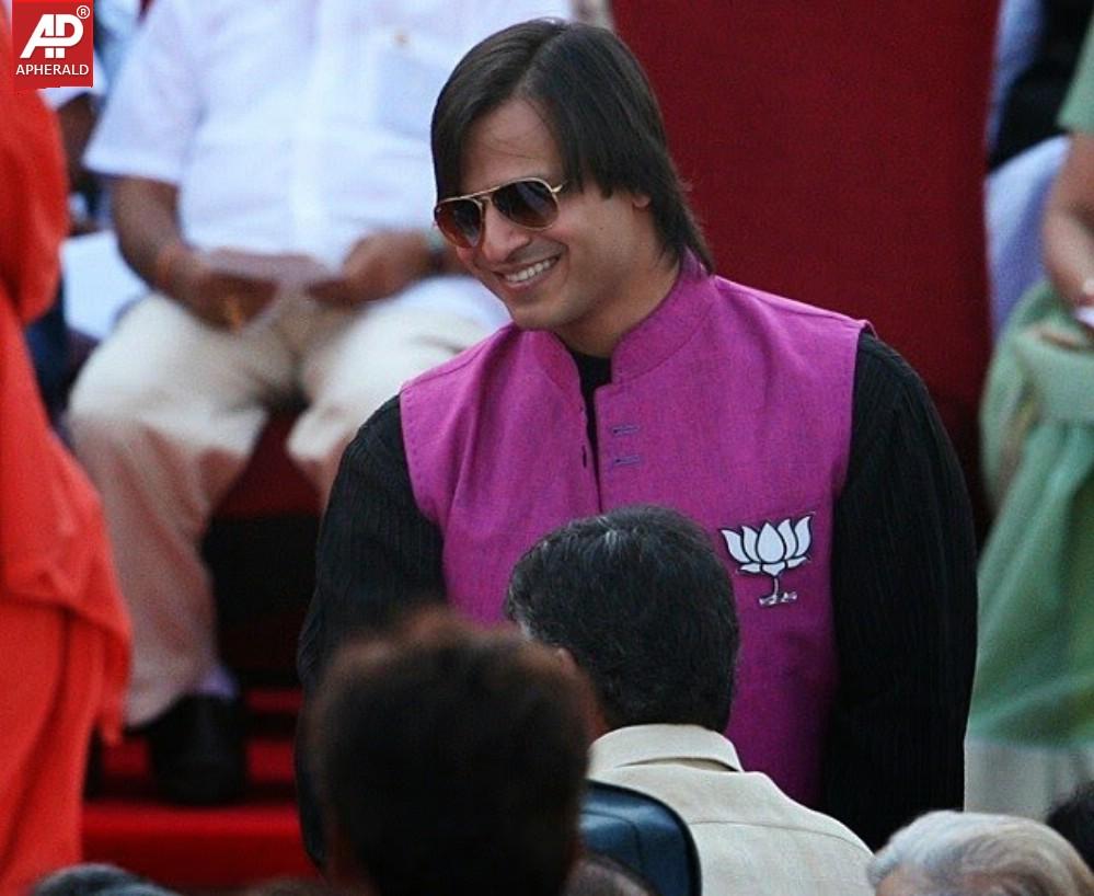 Bolly Celebs At Modi Swearing Ceremony