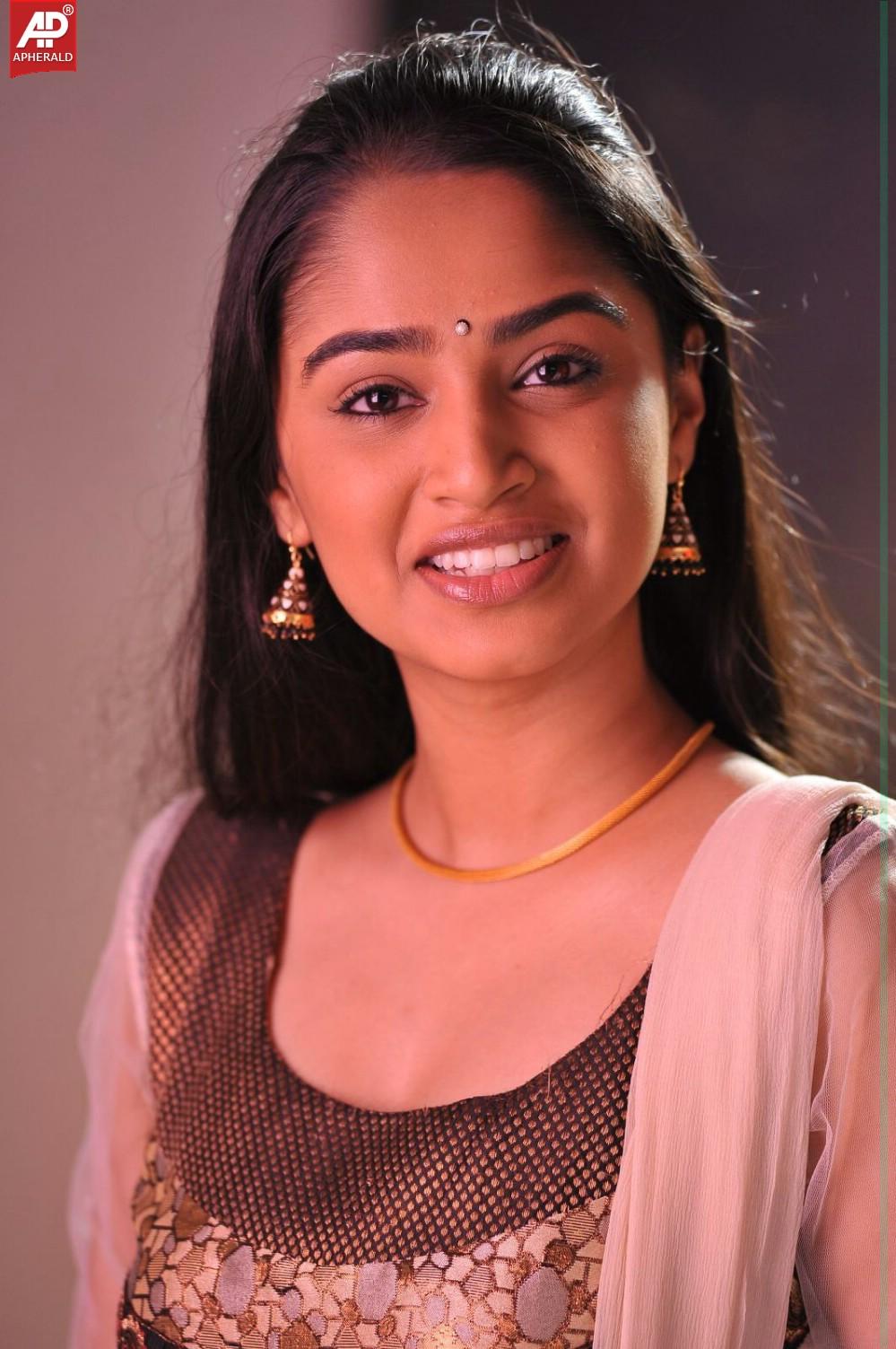 Boy Meets Girl Tholiprema Katha Photos