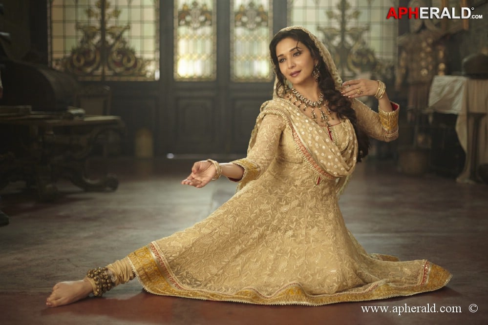 Dedh Ishqiya Movie Stills