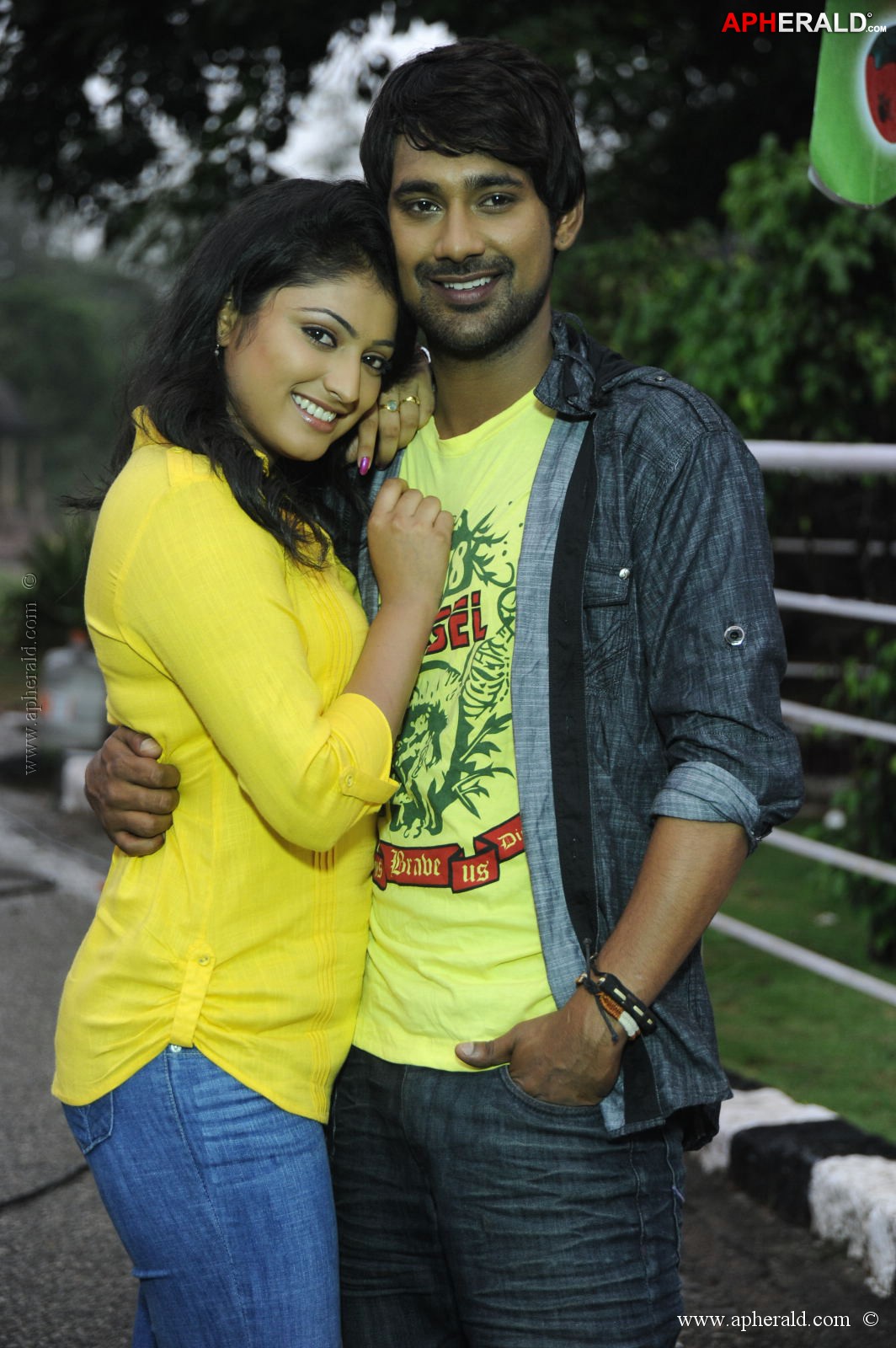 ee varsham sakshiga movie pics