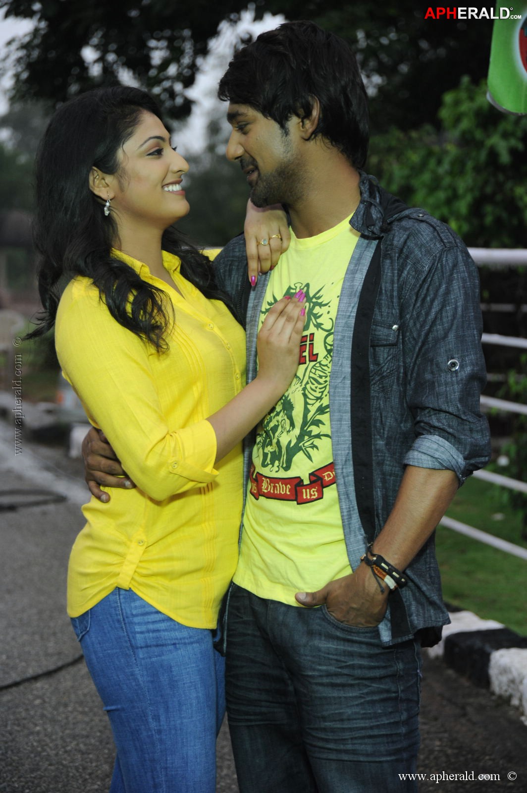 ee varsham sakshiga movie pics
