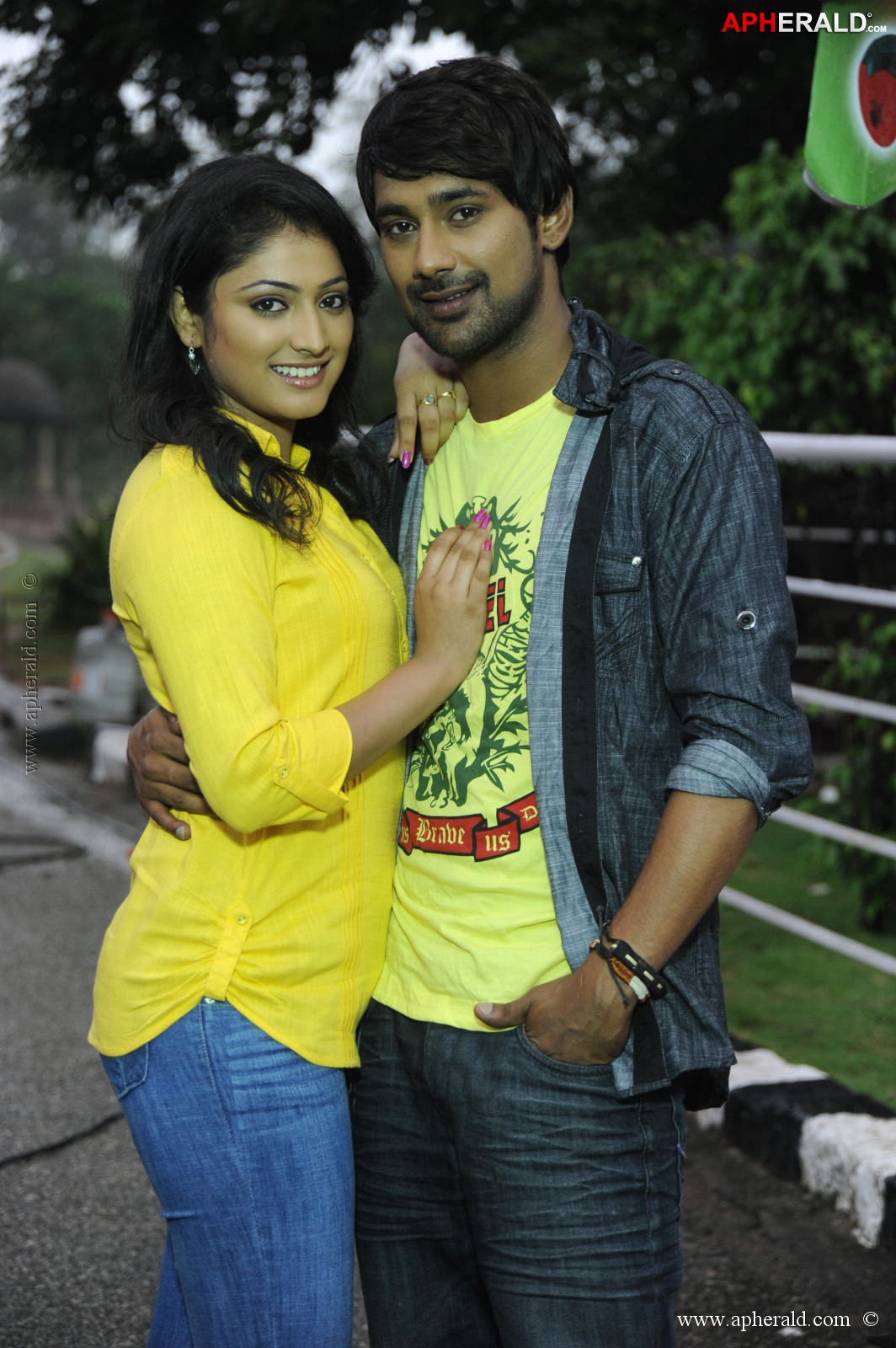 ee varsham sakshiga movie pics