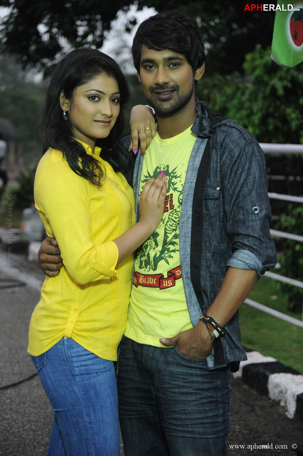 ee varsham sakshiga movie pics