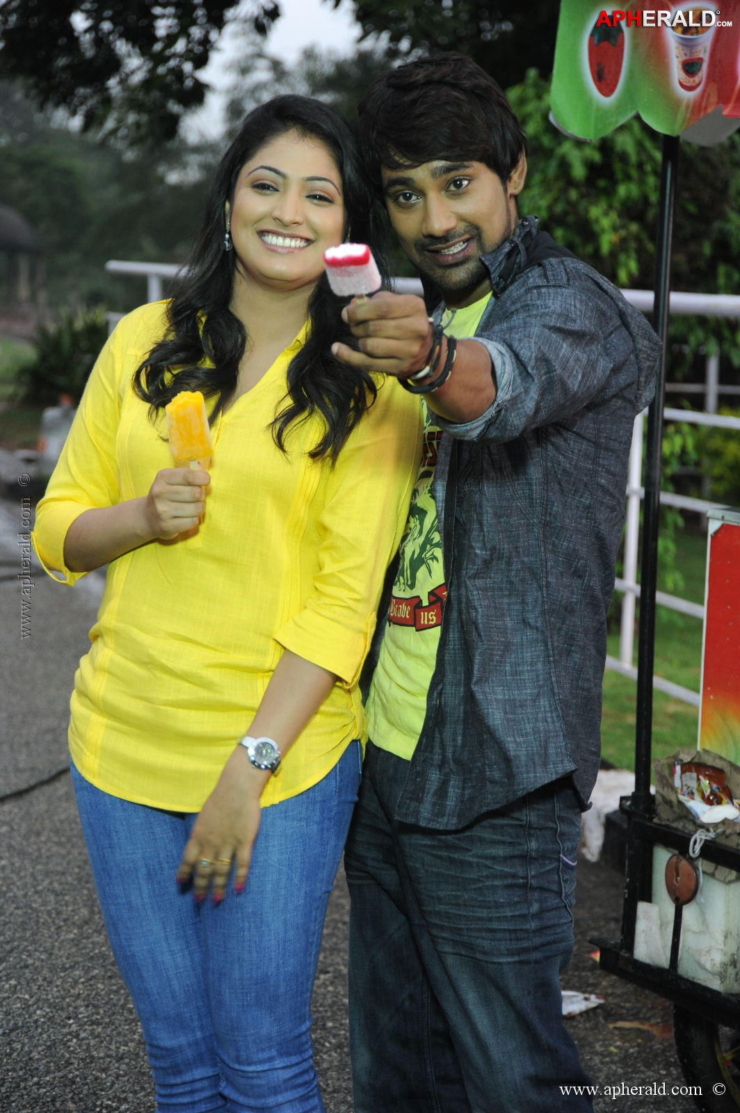 ee varsham sakshiga movie pics