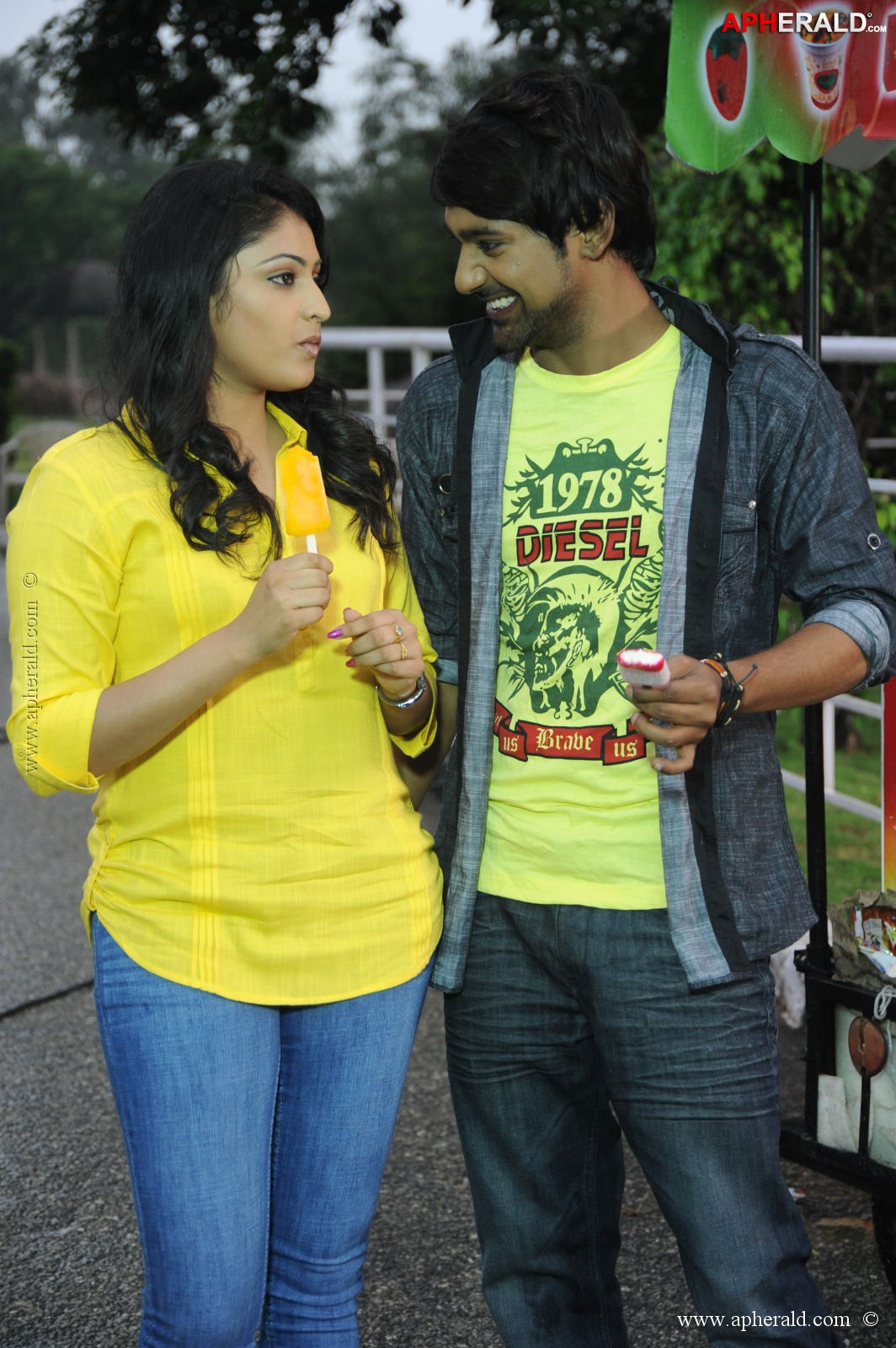 ee varsham sakshiga movie pics