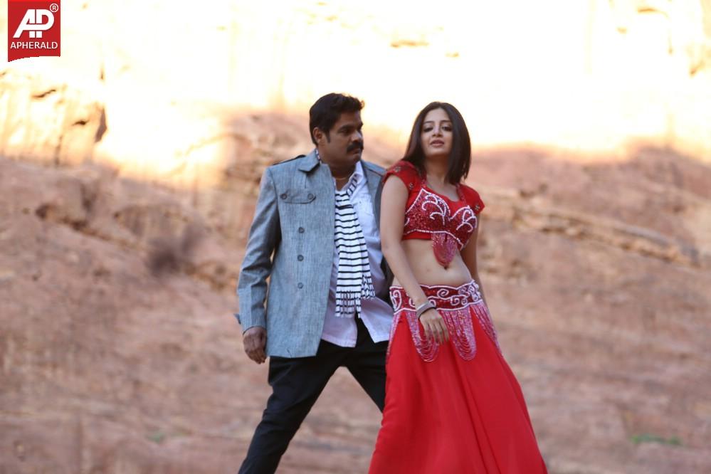 En Vazhi Thani Vazhi Movie Stills