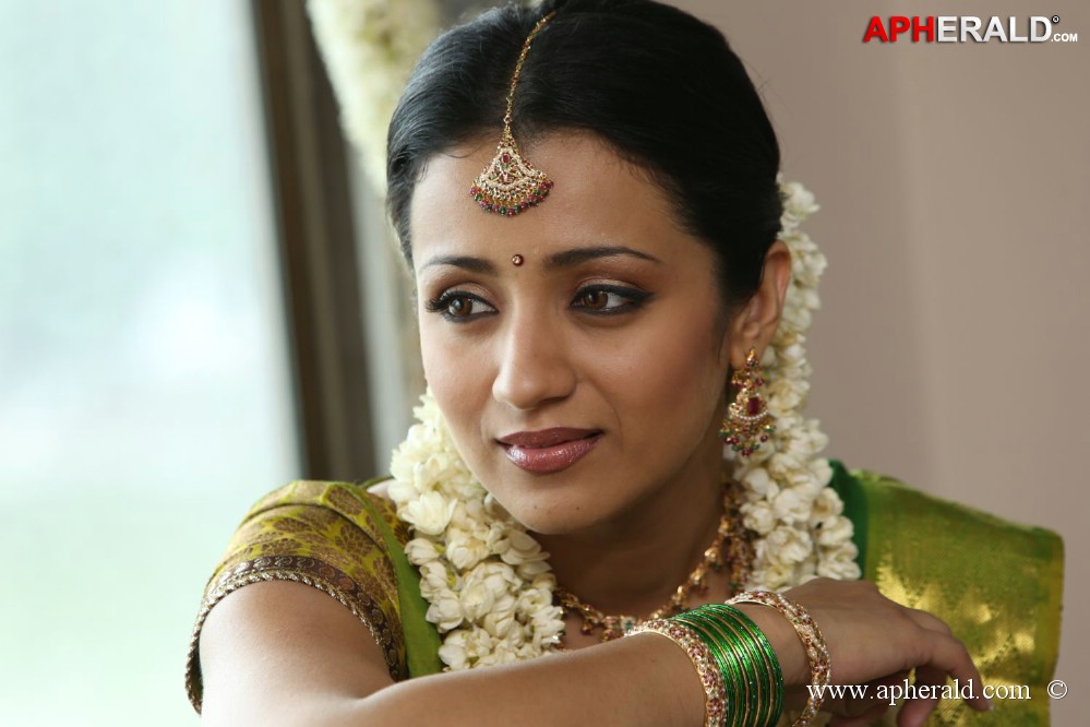 Endrendrum Punnagai Movie Stills