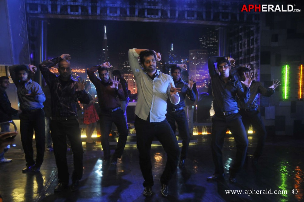 Endrendrum Punnagai Movie Stills