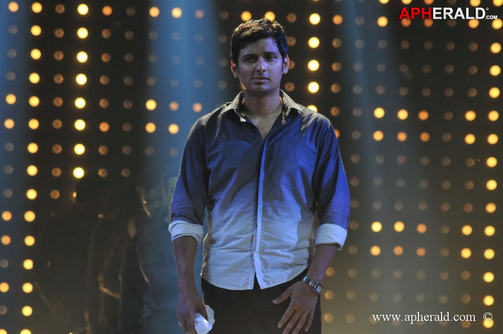 Endrendrum Punnagai Movie Stills