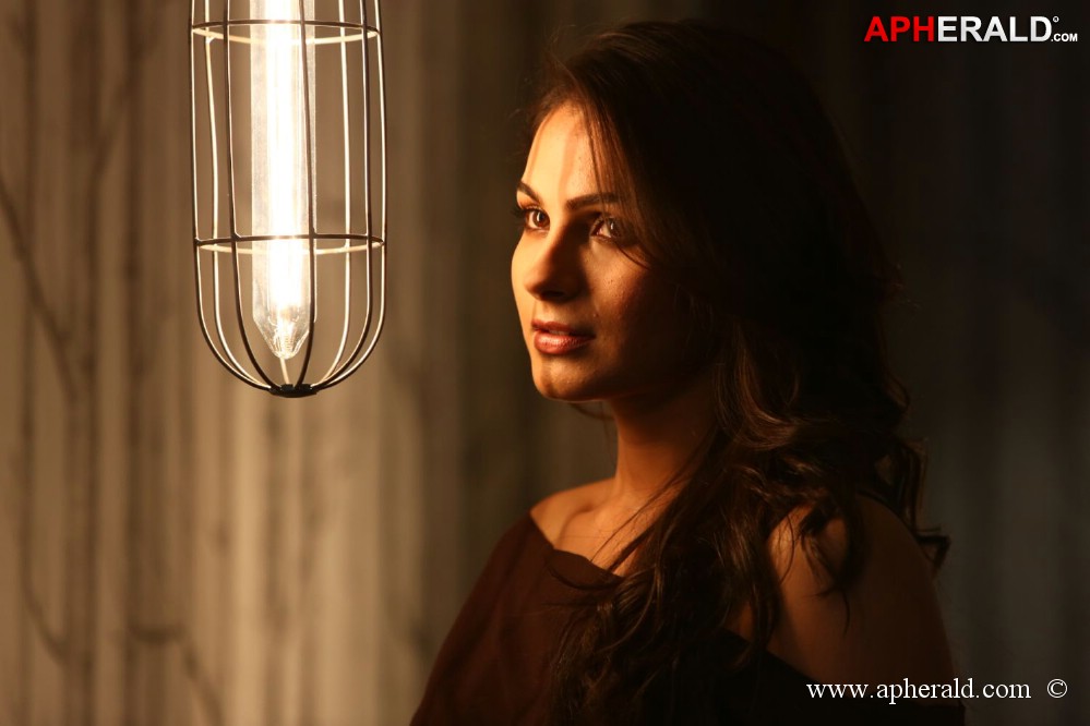 Endrendrum Punnagai Movie Stills