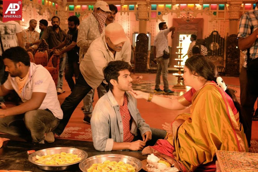 Govindudu Andarivadele Working Images