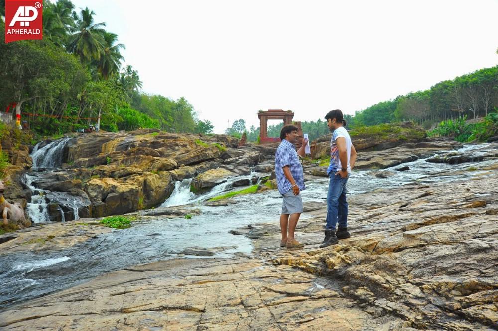 Govindudu Andarivadele Working Images