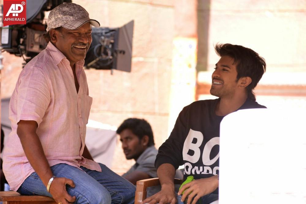 Govindudu Andarivadele Working Images