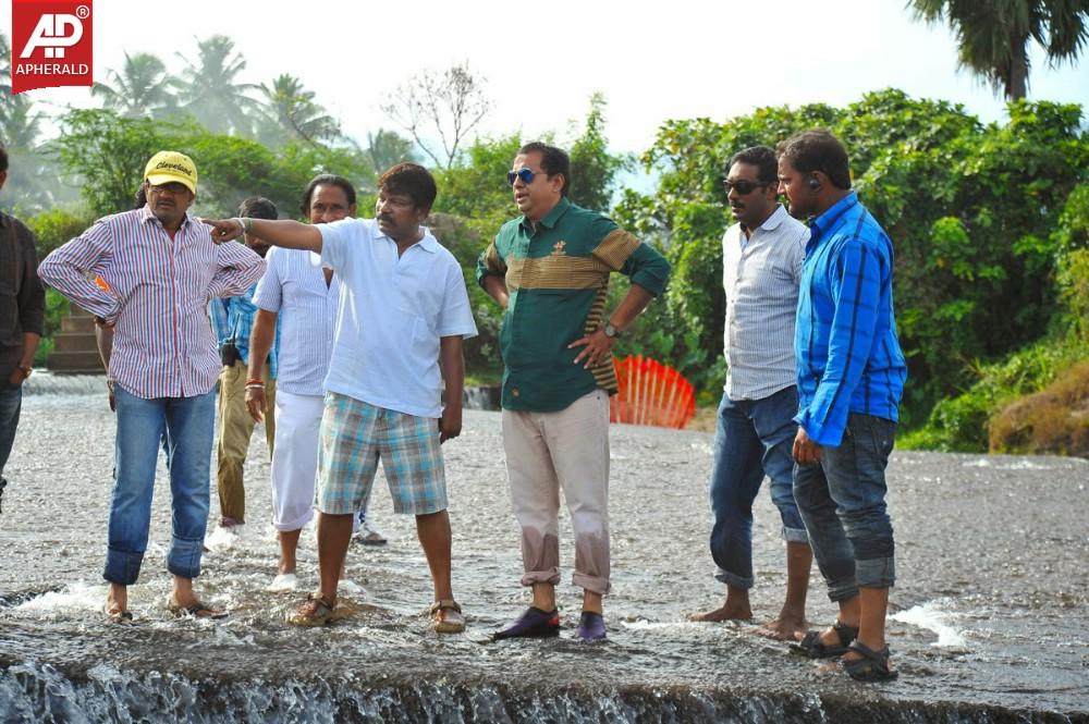 Govindudu Andarivadele Working Images