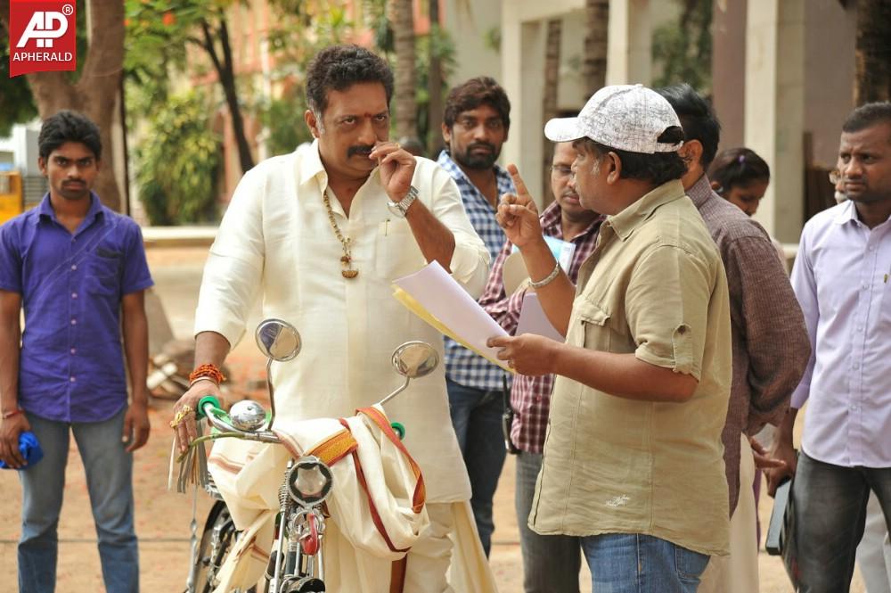 Govindudu Andarivadele Working Images
