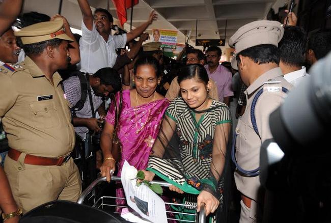 Heart Warming Pics Indian Nurses Return Home