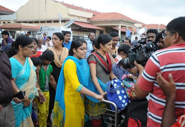 Heart Warming Pics Indian Nurses Return Home