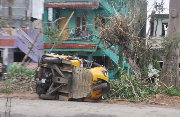 Hudhud Cyclone damages Visakhapatnam