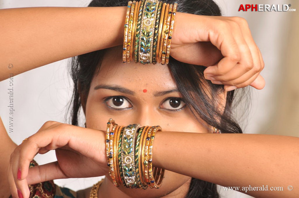 Iddarilo Modalaindi Movie Stills