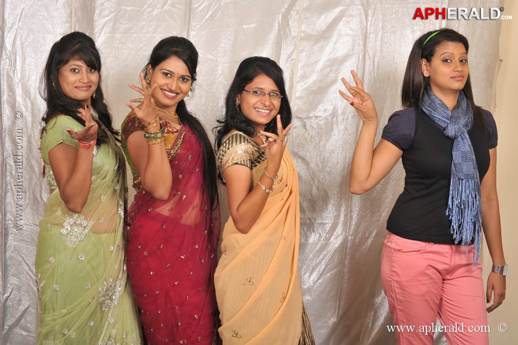 Iddarilo Modalaindi Movie Stills