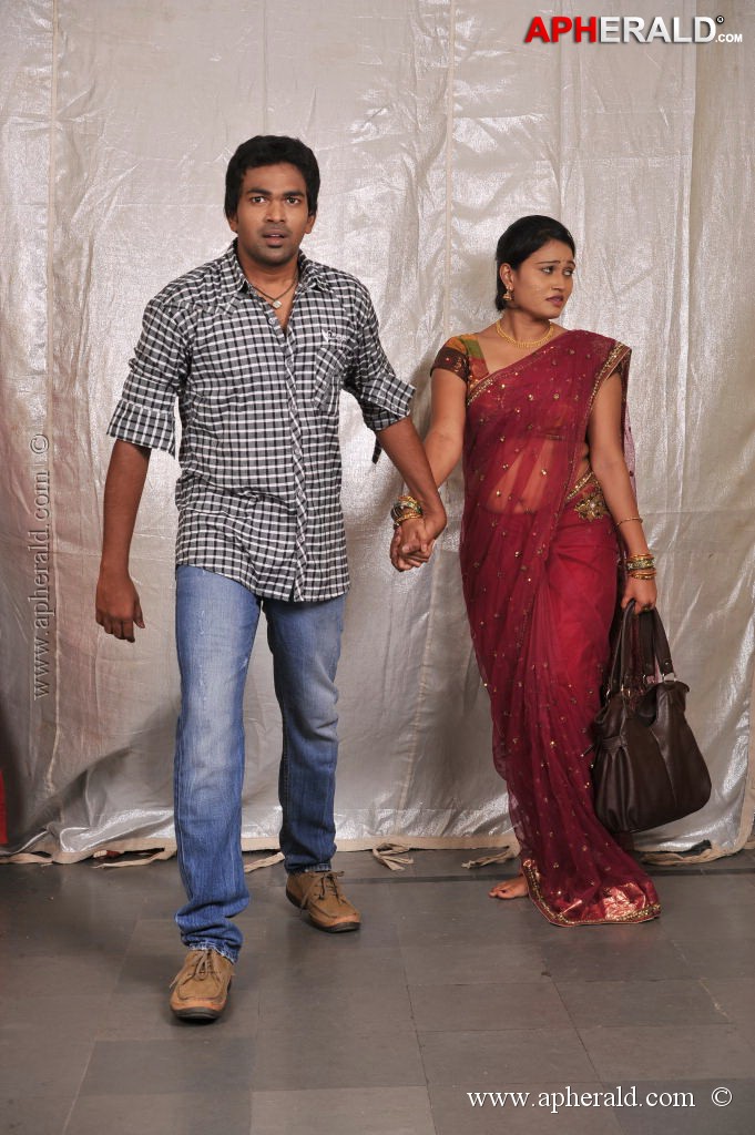 Iddarilo Modalaindi Movie Stills