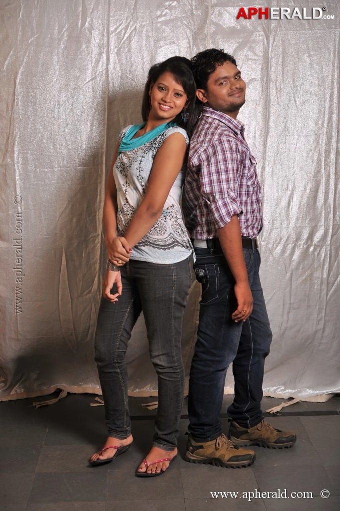 Iddarilo Modalaindi Movie Stills