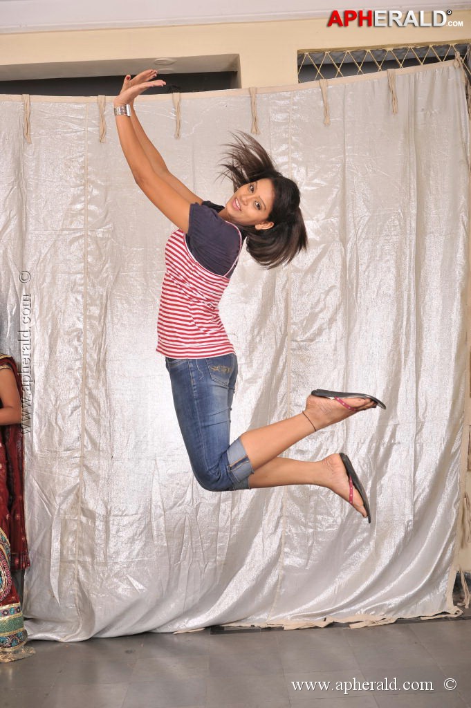 Iddarilo Modalaindi Movie Stills