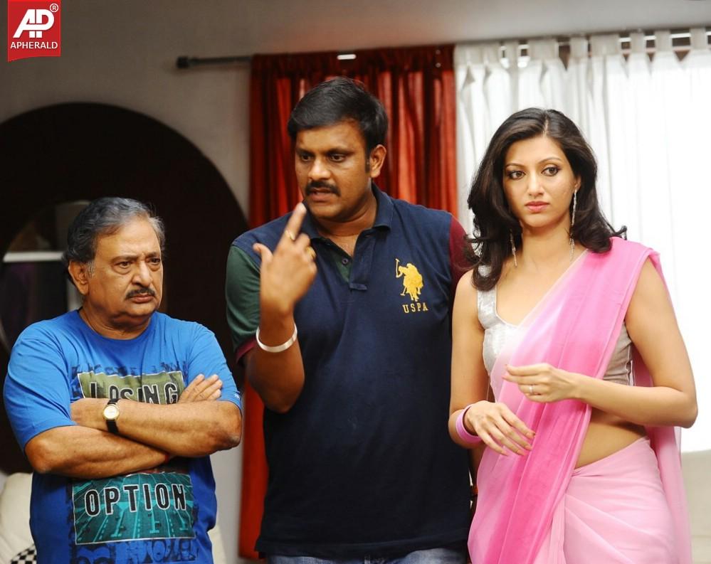 Loukyam Movie Working Stills