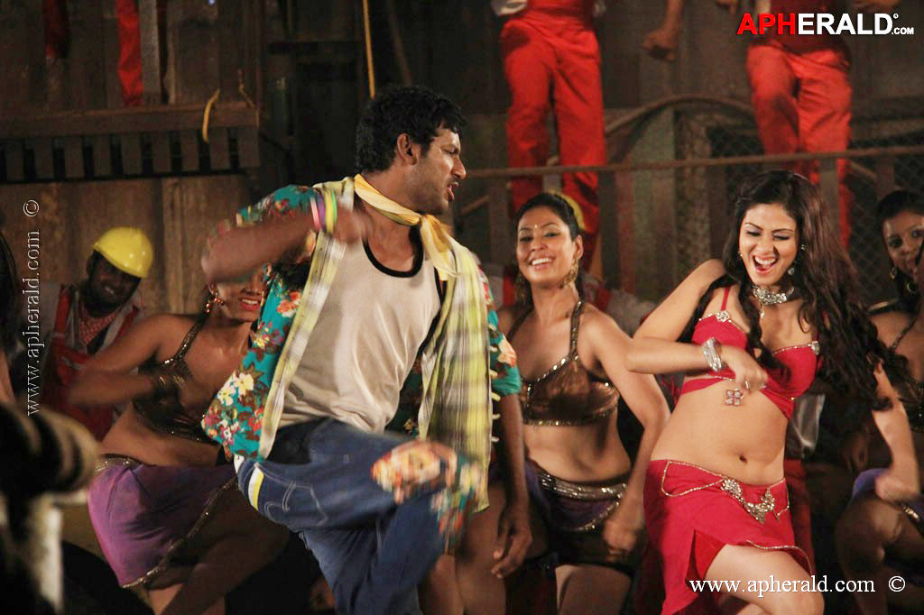 Madha Gaja Raja Movie Stills