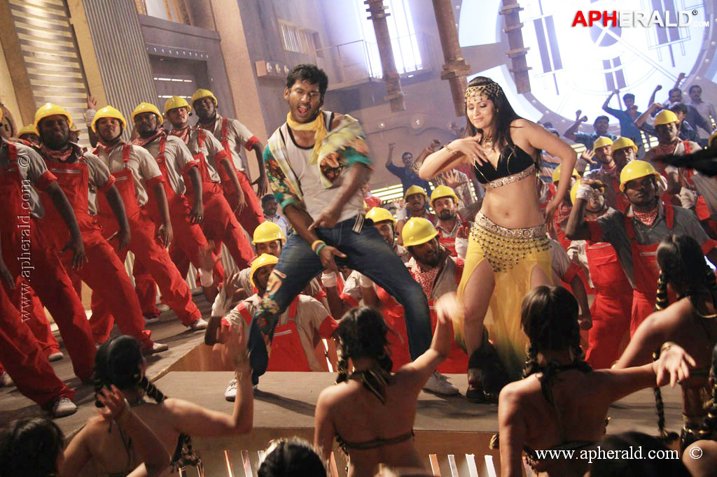 Madha Gaja Raja Movie Stills