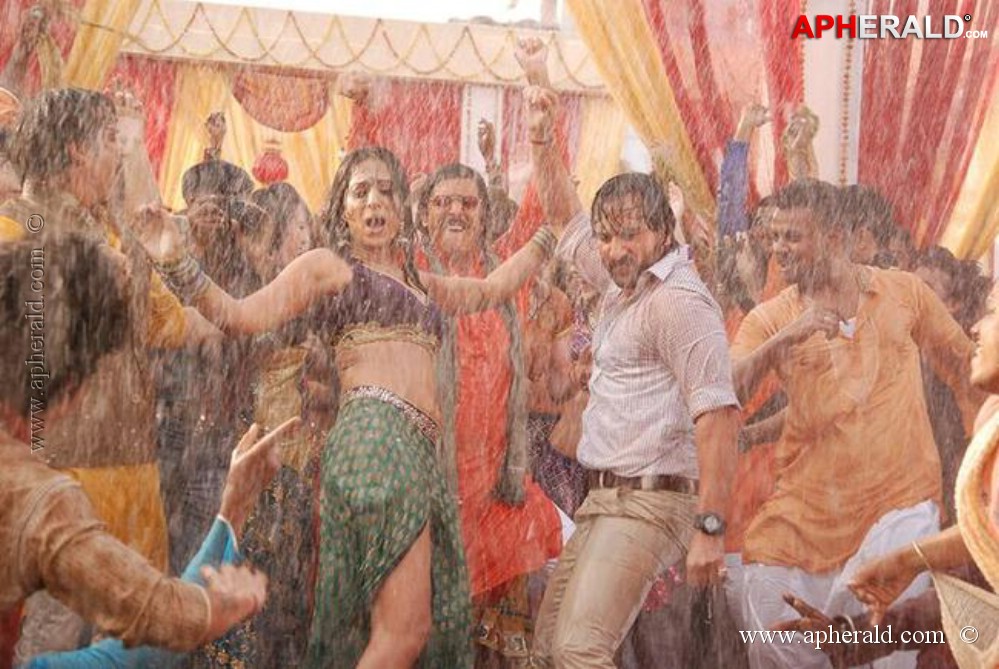 Mahie Gill in Bullett Raja Item Song