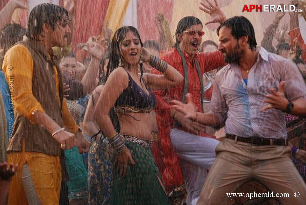 Mahie Gill in Bullett Raja Item Song