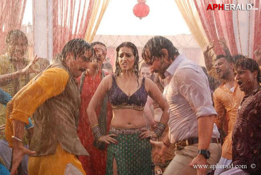 Mahie Gill in Bullett Raja Item Song