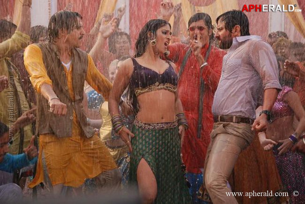 Mahie Gill in Bullett Raja Item Song