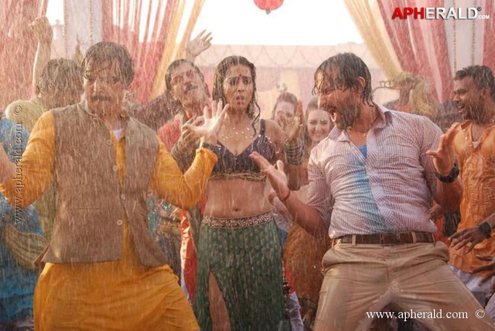 Mahie Gill in Bullett Raja Item Song