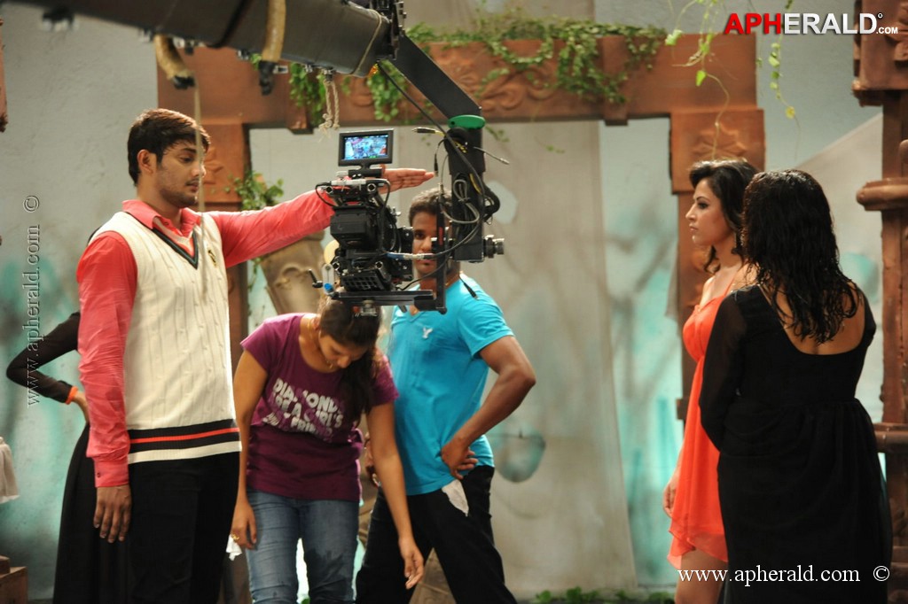 Manasunu Maya Seyyake Movie working stills