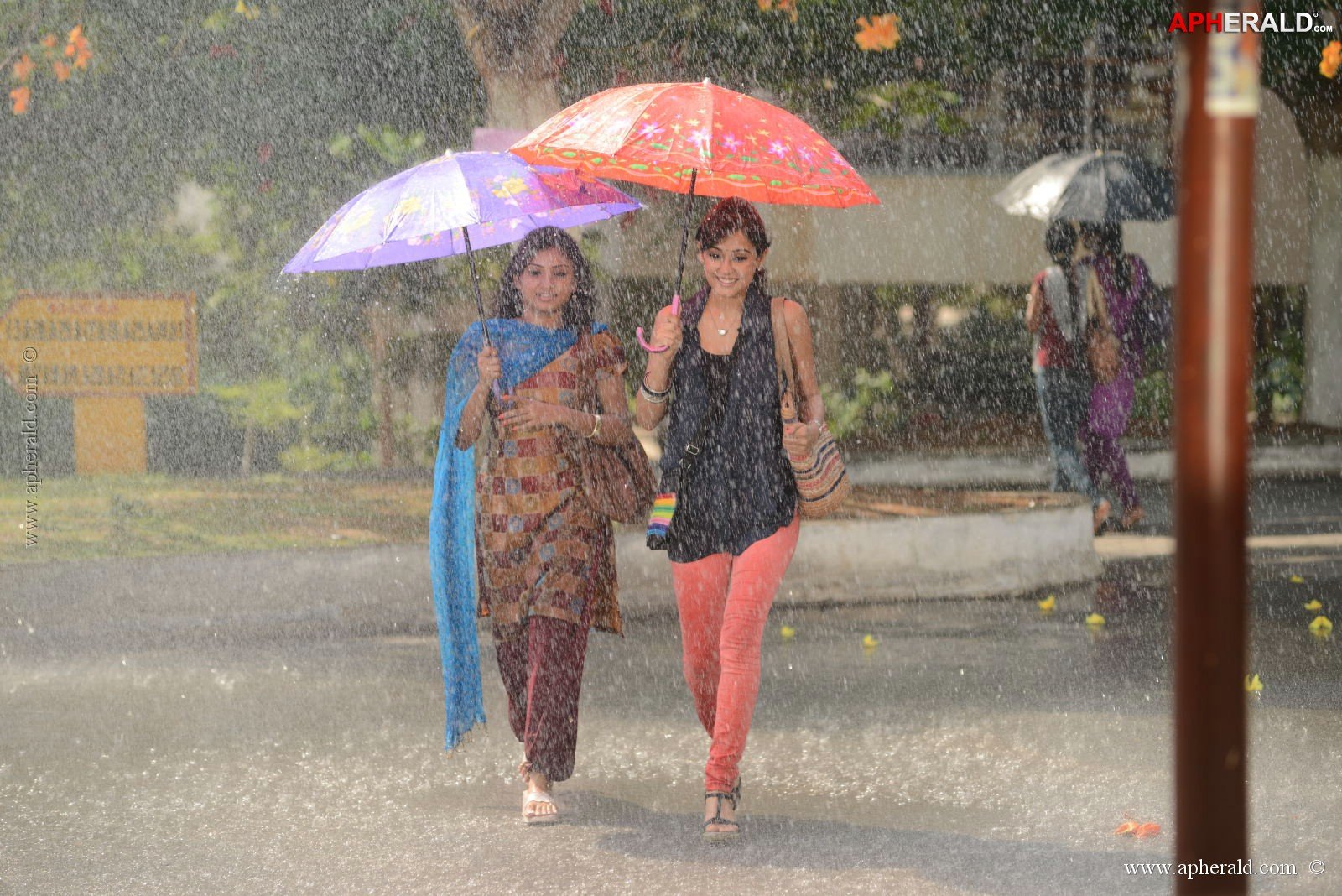 Manasunu Mayaseyyake Movie Stills