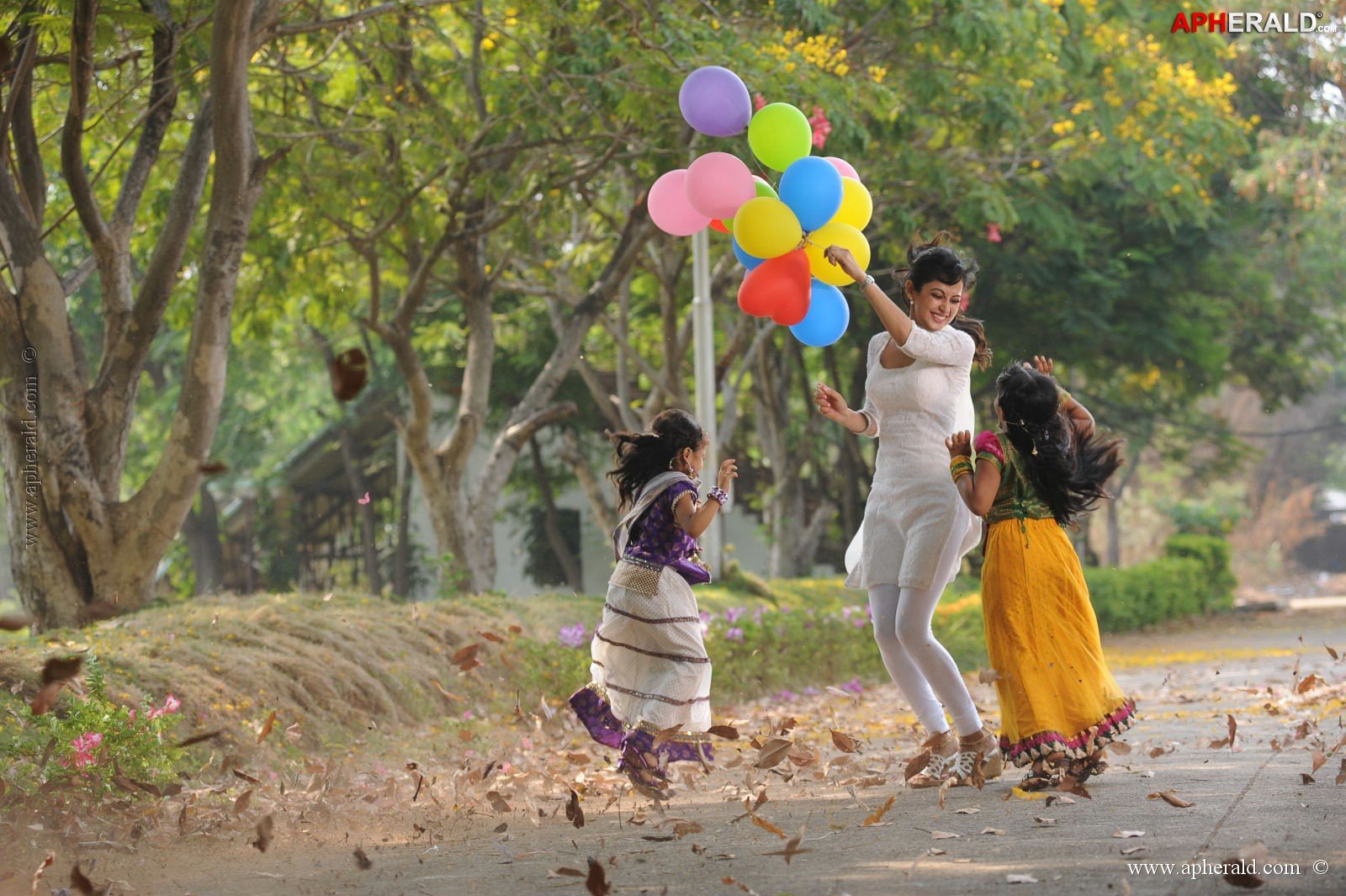 Manasunu Mayaseyyake Movie Stills
