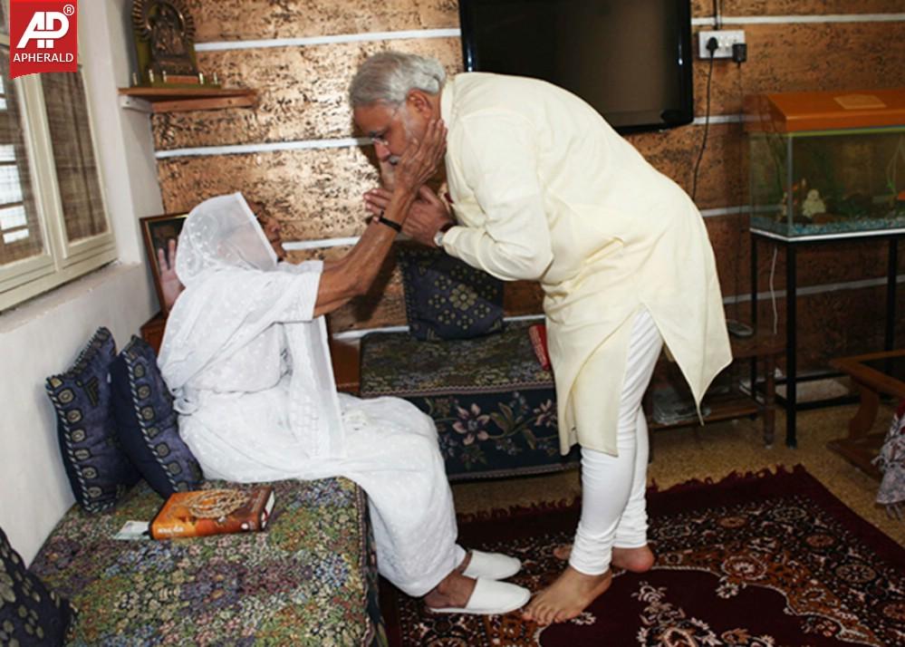 Modi his Mother Photos