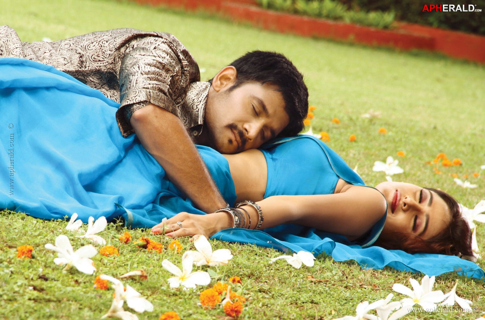 Naakaithe Nachindi Movie Spicy Stills